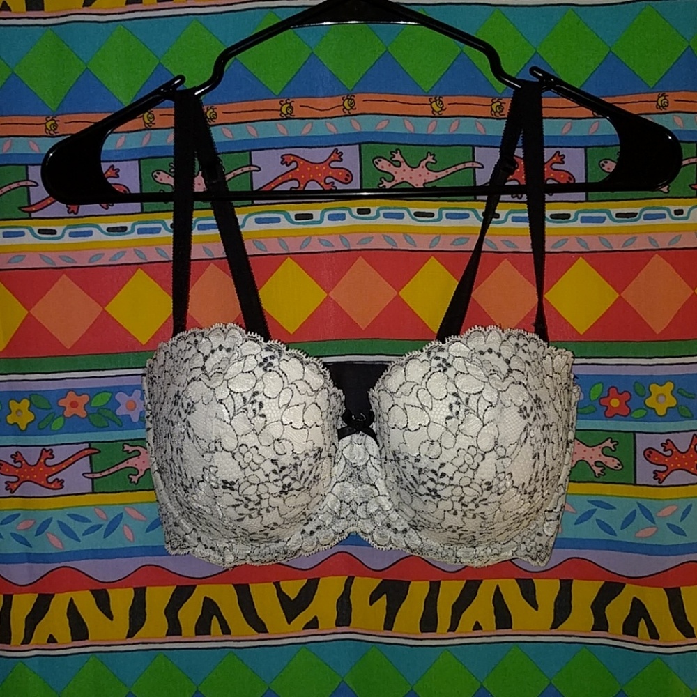 32 DDD Vicorias Secret Black & White Lace Bra